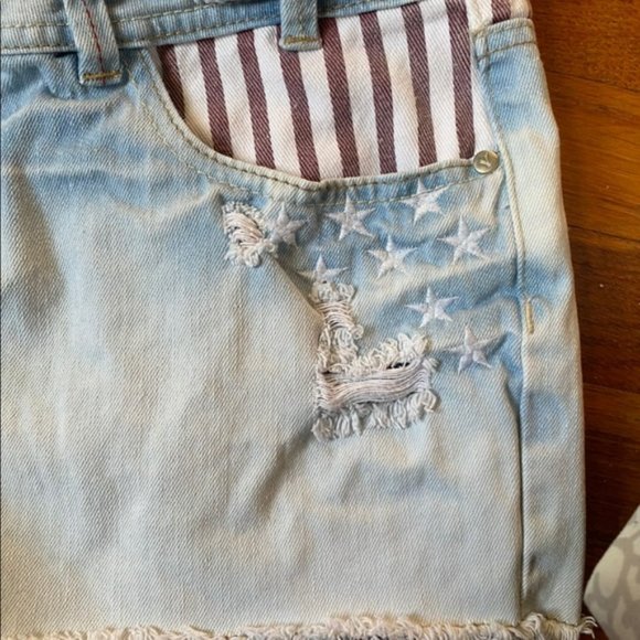 YMI Juniors Distressed Destructed Light Wash American Flag Shorts Sz. 13 - Picture 3 of 4